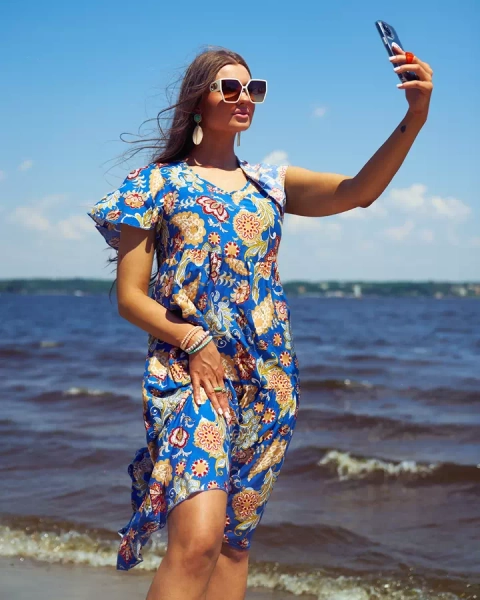 Royalfashion Kobaltové dámské šaty s barevným květinovým vzorem