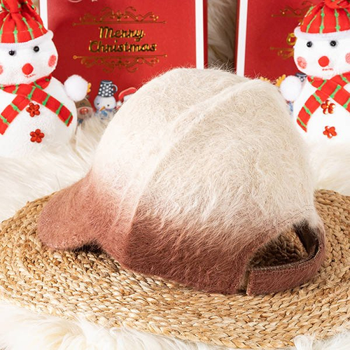 Коричнева кепка з хутром