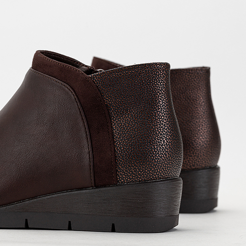 Коричневі жіночі ботильйони на танкетці Flyvi