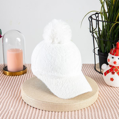 Dámská bílá čepice se kšiltem a bambulí - Čepice