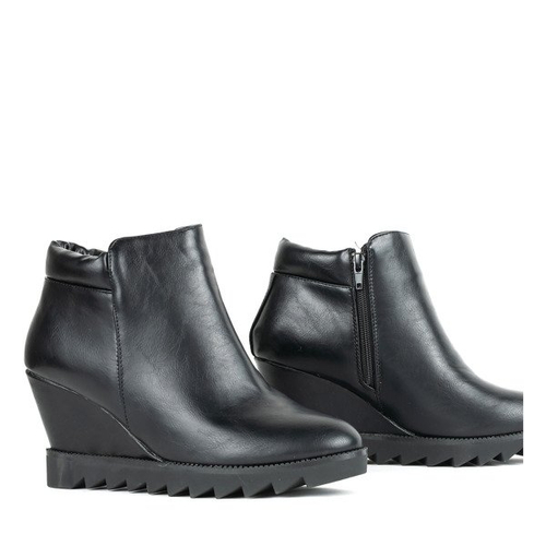 Чорні чоботи на танкетці Emidia - Взуття