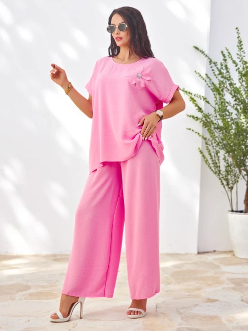 Royalfashion Жіночий комплект з коротким рукавом з декоративною квіткою та широкими штанами