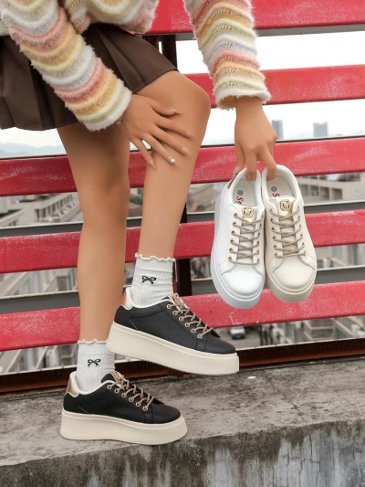 Royalfashion Жіночі спортивні кросівки з декоративними шнурівками Eone