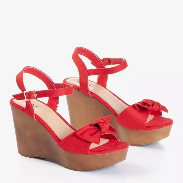OUTLET Červené sandály na klínku s ozdobnou mašlí Doria - Boty