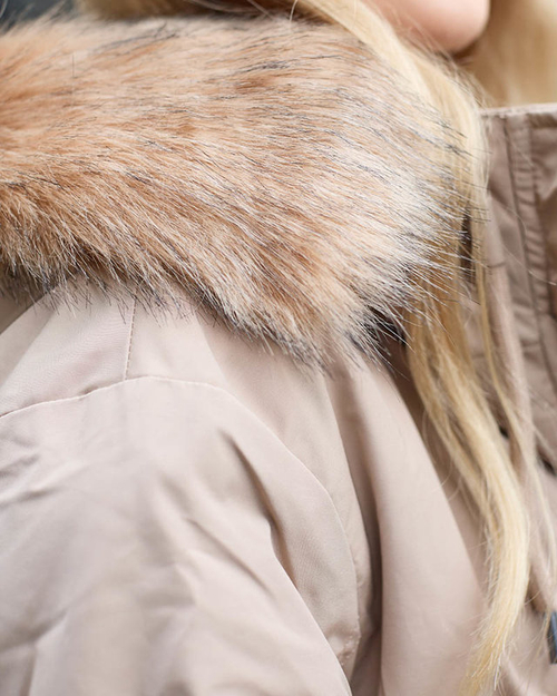 Жіноча зимова куртка бежева на талії - Одяг