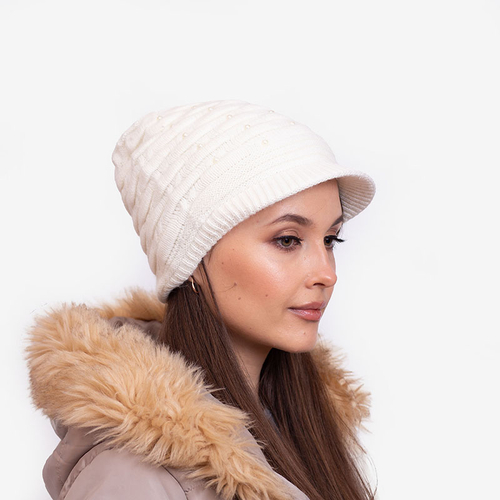 Біла жіноча шапка з перлинами