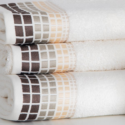 Bílé ručníky ve čtvercích po 3 - Ručníky