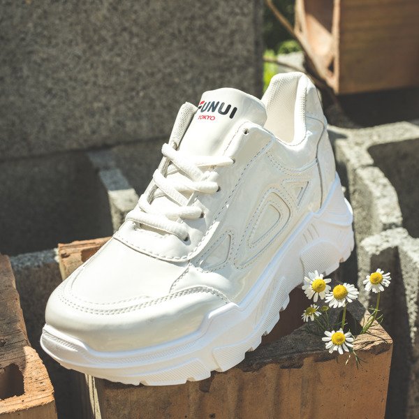 Białe lakierowane buty sportowe Holly- Obuwie