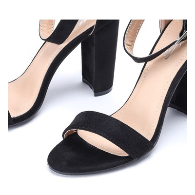 Чорні босоніжки на пості з пряжкою Marlen - Взуття 1