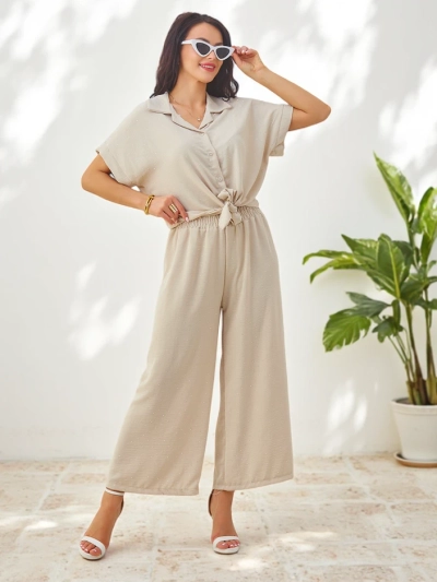 Royalfashion Жіночий комплект з зав'язаною сорочкою з коротким рукавом та розкльошеними штанами з стразами