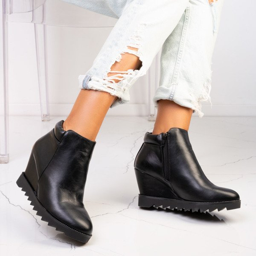 Чорні чоботи на танкетці Emidia - Взуття