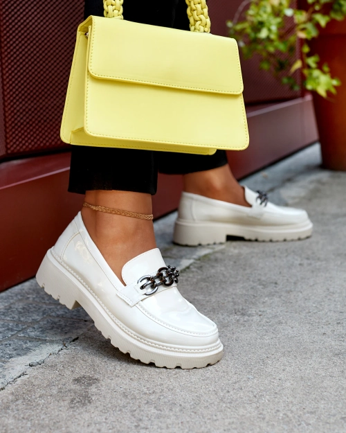 Жіночі лаковані мокасини кремового кольору Adolos- Footwear