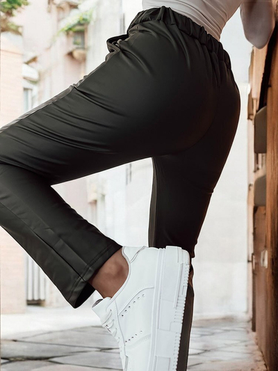 Royalfashion Dámské kalhoty z ekokůže v tmavě zelené barvě