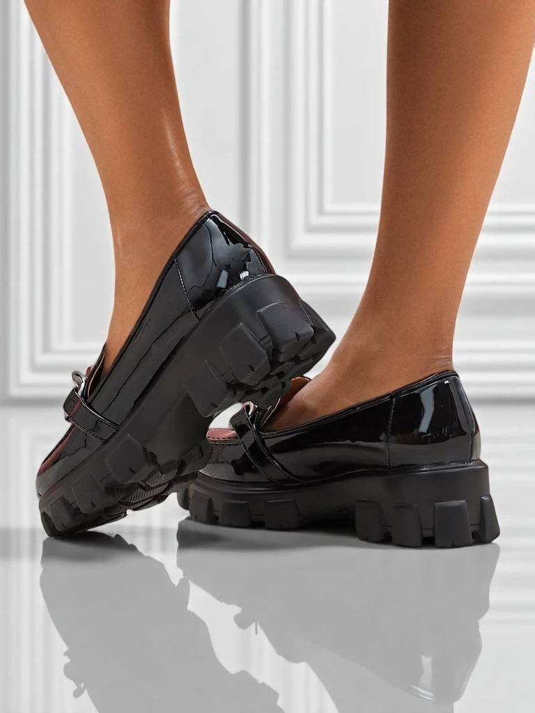 Dámské loafers Hera Nero z lakované eco kůže s řetězem, jaro