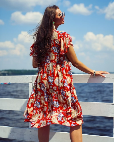 Royalfashion Červené dámské šaty s barevným květinovým vzorem