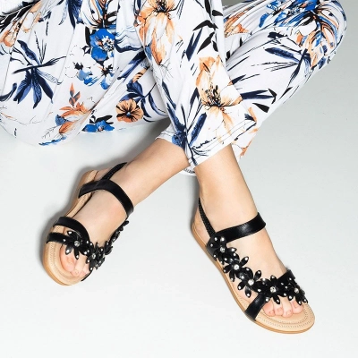 OUTLET Чорні жіночі босоніжки з квітами Aflori - Взуття