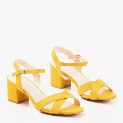 OUTLET Жовті босоніжки на низькому каблуці від Jonila - Взуття