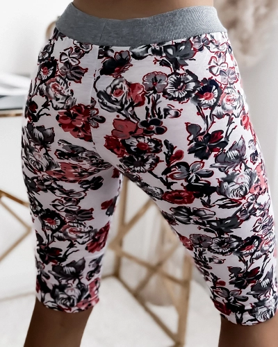 Сіро-червоні жіночі шорти 3/4 з малюнком PLUS SIZE - Одяг