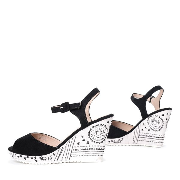 Czarne sandały na zdobionej koturnie Daga- Obuwie