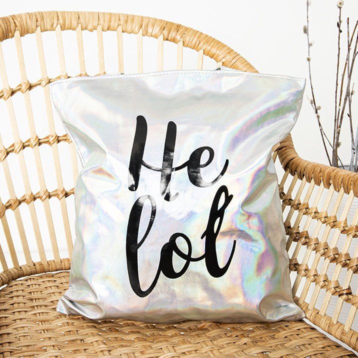 Stříbrná holografická taška přes rameno s nápisem „Heloł“ - kabelky