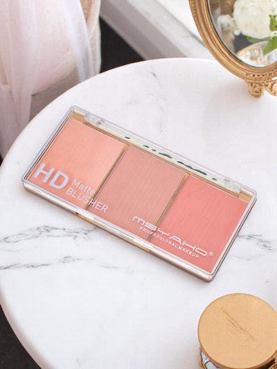 Paletka tří odstínů matné tvářenky na tváře v barvě Terracotta Rose