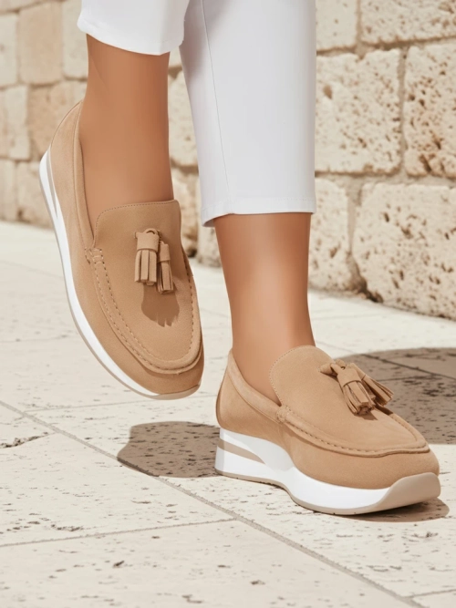 Жіночі лофери Callista бежеві на танкетці з бахромою екозамша