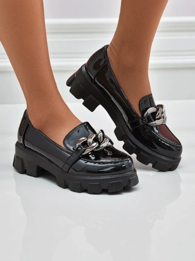 Dámské loafers Hera Nero z lakované eco kůže s řetězem, jaro