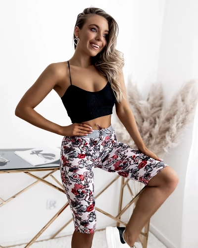 Šedočervené vzorované 3/4 dámské šortky PLUS VELIKOST - Oblečení