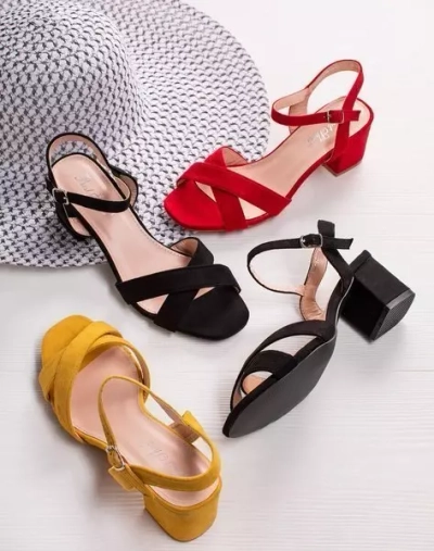 OUTLET Жовті босоніжки на низькому каблуці від Jonila - Взуття