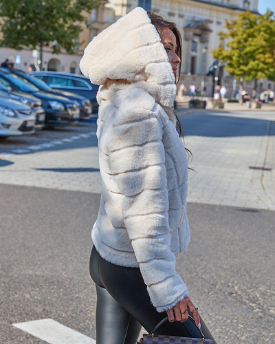 Royalfashion Krémová dámská bunda s imitací kožešiny