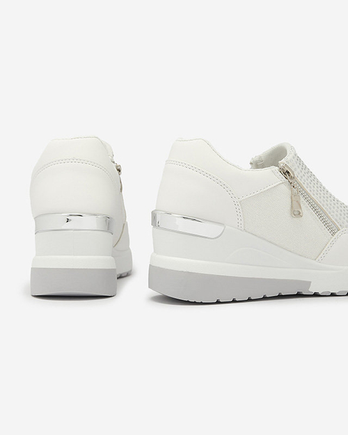 Білі жіночі спортивні туфлі на платформі, декоровані цирконами Martela - Взуття