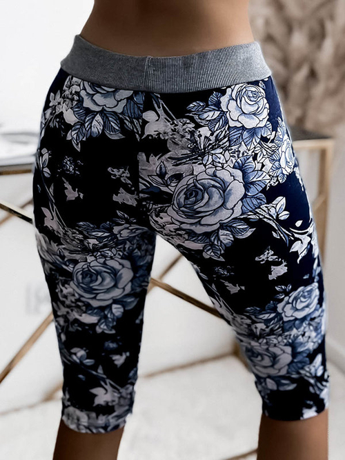 Жіночі шорти 3/4 в квіточку темно-синьо-синього кольору. PLUS SIZE - Одяг