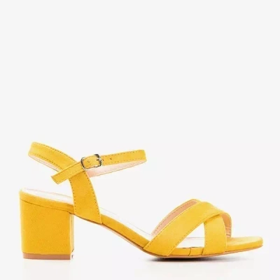 OUTLET Жовті босоніжки на низькому каблуці від Jonila - Взуття