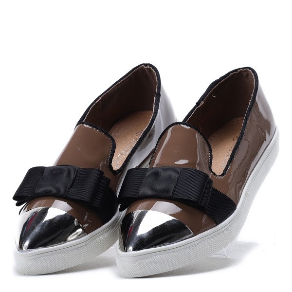 Nasaďte si nalakovanou špičku v khaki barbarské obuvi