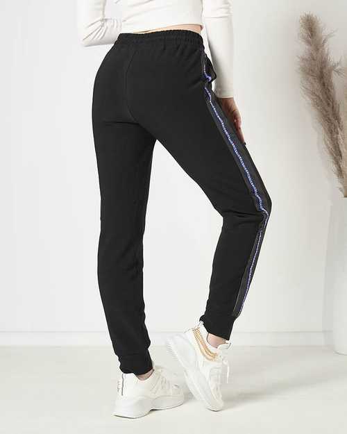 Жіночі спортивні штани чорного кольору в синю смужку - Одяг