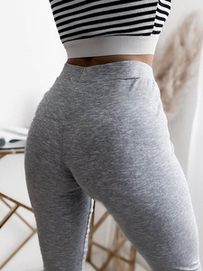 Světle šedá || holubí šedá