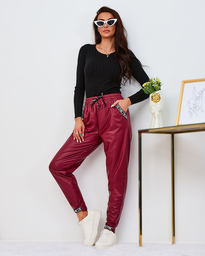 Royalfashion Volné dámské kalhoty z eko kůže ve vínové barvě