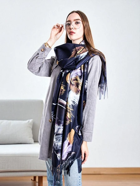 Темно-синій жіночий шарф з принтом