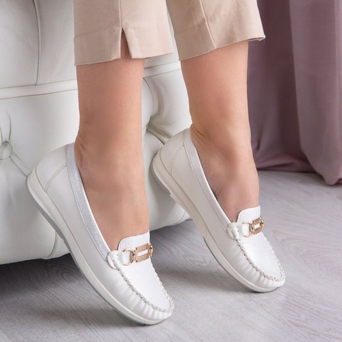 Білі лофери з золотою прикрасою Dendi - Взуття