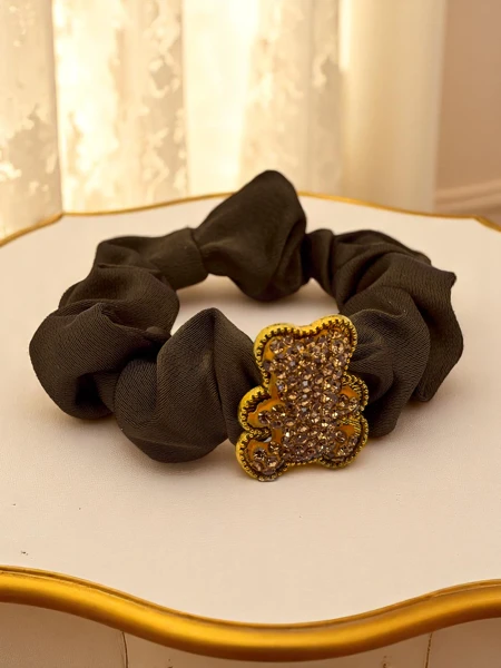 Royalfashion Gumička do vlasů s dekorativním medvídkem Satin Teddy