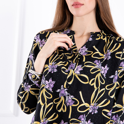 Чорна жіноча блузка з рослинним принтом