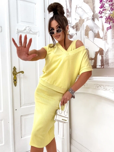 Royalfashion Dámská souprava s odhalujícím svetrem a šaty ke kolenům