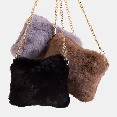 Černá kožešinová kabelka na zlatém řetízku - Kabelky