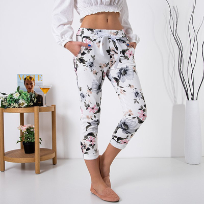 Білі жіночі штани з рожевим квітковим принтом