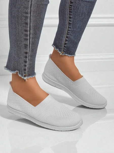 Bílé dámské baleríny Ariadne z prodyšné tkaniny na ploché podrážce