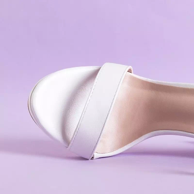 Білі жіночі босоніжки на шпильці Fibi