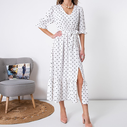 Біла жіноча довга сукня в горошок