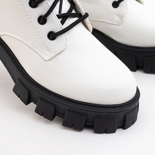 Білі жіночі черевики з прикрасою Vica