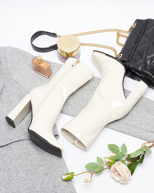 Кремові лаковані жіночі чоботи на посту Рекіла - Взуття