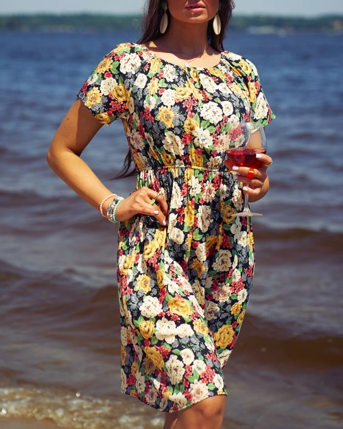 Жіноча квітчаста міні-сукня Royalfashion а-ля гіпюрові рукави чорного кольору